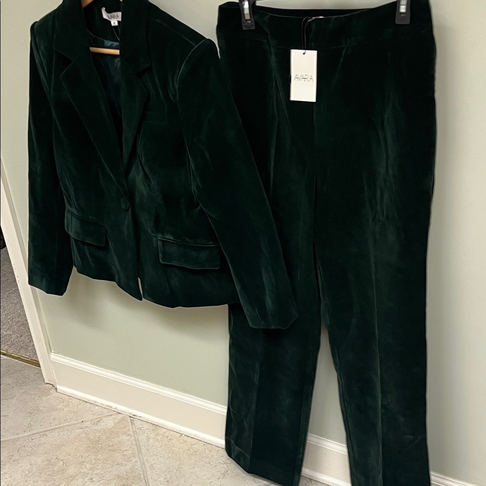 AVARA Elegant Dark Green Pantsuit